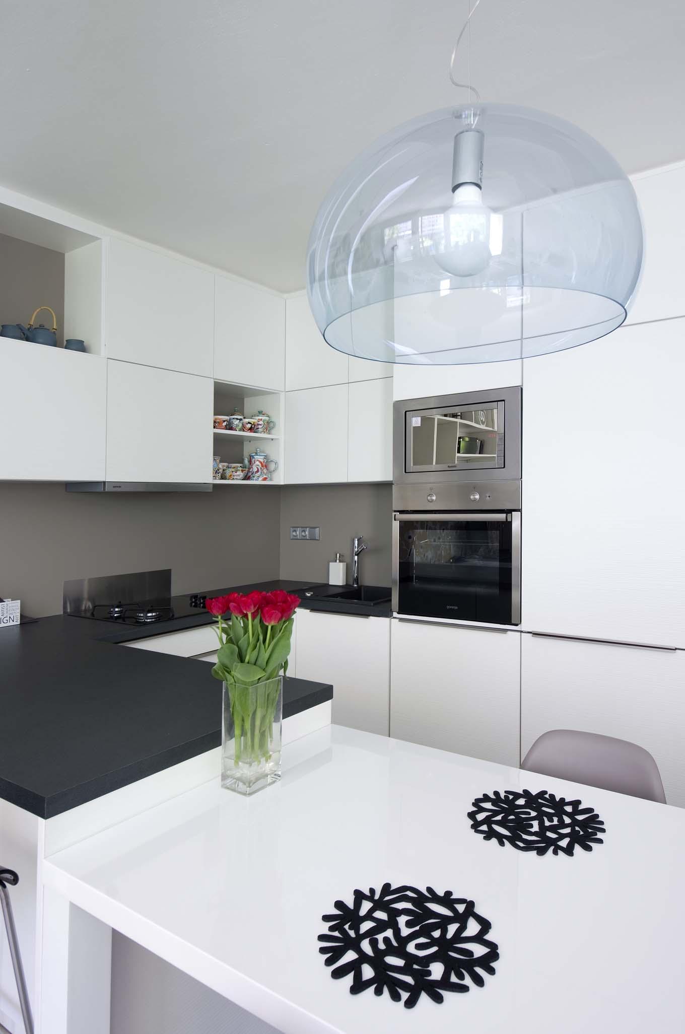 Kuchyň a nábytek v bílé barvě_03